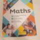 Livre de math légèrement abîmé au niveau de la couverture, état correct.
